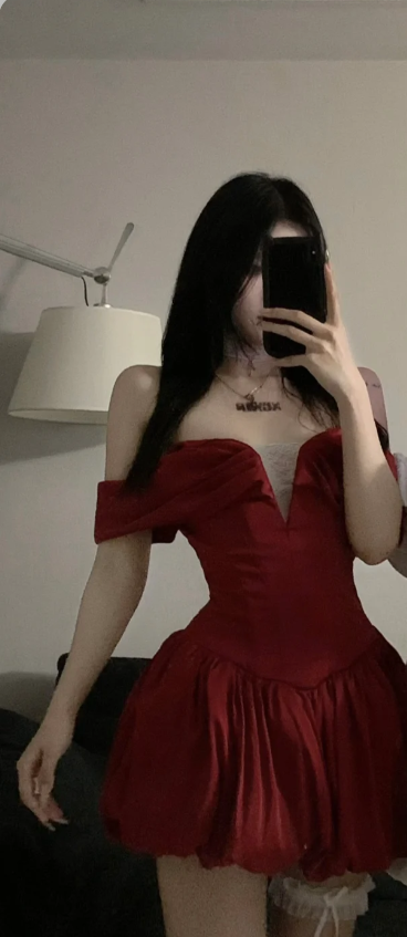Sexy rotes schulterfreies Satin-Minikleid mit Blumenmuster P3518