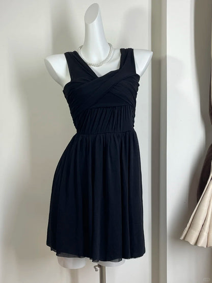 Bezauberndes schwarzes trägerloses, ärmelloses, reißverschlussbesetztes Mini-Heimkehrkleid P3534
