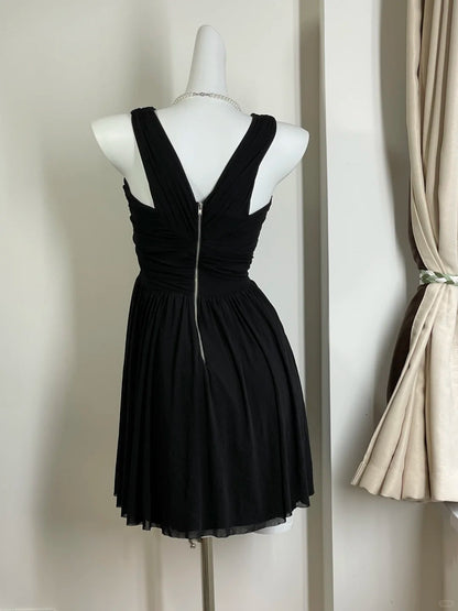 Bezauberndes schwarzes trägerloses, ärmelloses, reißverschlussbesetztes Mini-Heimkehrkleid P3534