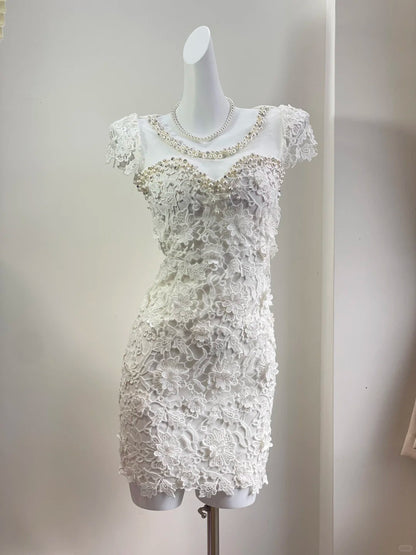 Elegantes weißes Perlenkleid mit Rundhalsausschnitt, Spitze und engem Rock für den 19. Geburtstag oder das Homecoming P3535