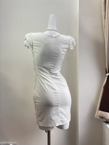 Elegantes weißes Perlenkleid mit Rundhalsausschnitt, Spitze und engem Rock für den 19. Geburtstag oder das Homecoming P3535