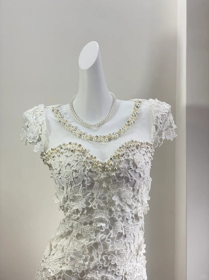 Elegantes weißes Perlenkleid mit Rundhalsausschnitt, Spitze und engem Rock für den 19. Geburtstag oder das Homecoming P3535