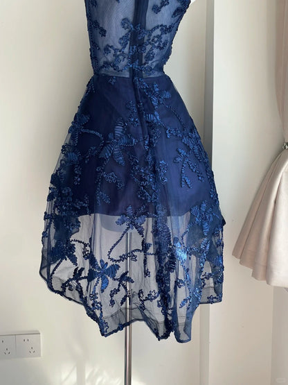 Elegantes, ärmelloses, marineblaues Schultergurt-Heimkehrkleid mit Stickereien, vorne kurz, hinten lang P3537