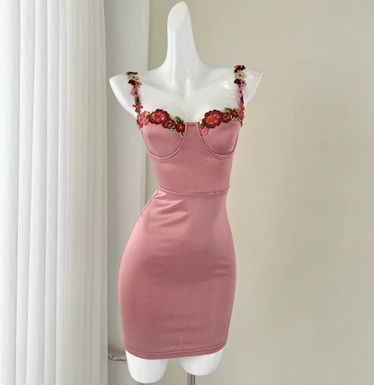 Robe de retour à la maison brodée rétro avec bretelles ajustées pour 17e anniversaire P3538