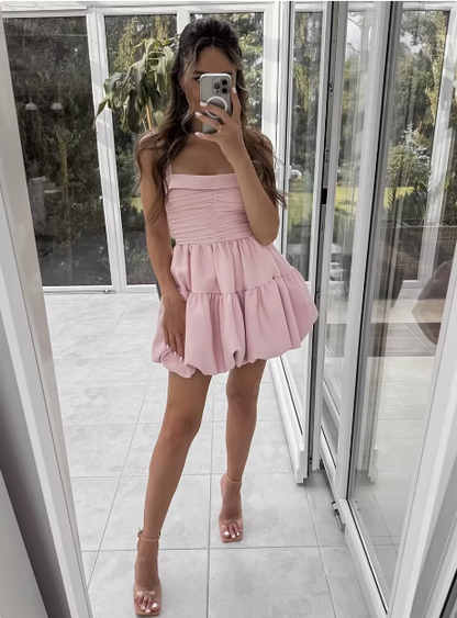 Niedliches, süßes, rosafarbenes, plissiertes Trägerkleid mit Puffärmeln zum 17. Geburtstag, P3550