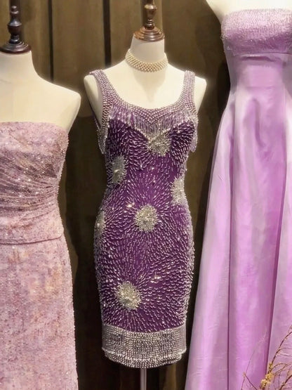Bezauberndes lila Luxuskleid mit schwerer Stickerei und Perlen, schmal geschnitten, für den 17. Geburtstag oder als Heimkehr-Kleid P3560