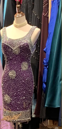 Bezauberndes lila Luxuskleid mit schwerer Stickerei und Perlen, schmal geschnitten, für den 17. Geburtstag oder als Heimkehr-Kleid P3560