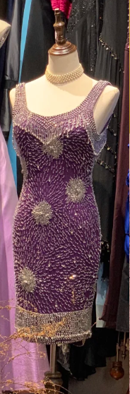 Bezauberndes lila Luxuskleid mit schwerer Stickerei und Perlen, schmal geschnitten, für den 17. Geburtstag oder als Heimkehr-Kleid P3560
