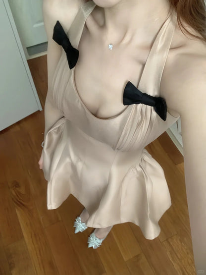 Süßes rosafarbenes Neckholder-Satin-A-Linien-Heimkehrkleid mit Schleife P3572