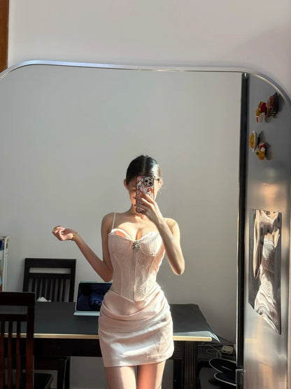Süßes rosafarbenes Homecoming-Kleid aus Satin mit Spaghettiträgern und Fischgrätmuster P3576