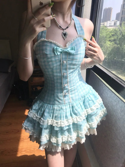 Süßes Neckholder-Minikleid für die Heimkehrparty mit blauem Karomuster und Spitzenbesatz P3580