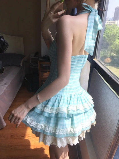 Süßes Neckholder-Minikleid für die Heimkehrparty mit blauem Karomuster und Spitzenbesatz P3580