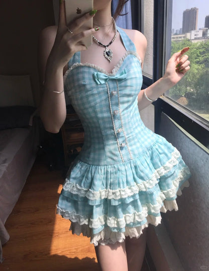 Süßes Neckholder-Minikleid für die Heimkehrparty mit blauem Karomuster und Spitzenbesatz P3580
