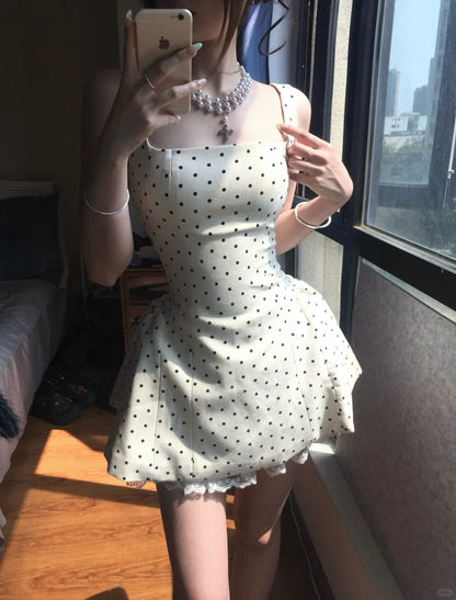 Elegantes Minikleid mit eckigem Ausschnitt, Polka Dots, Trägern und Rückenschnürung P3581