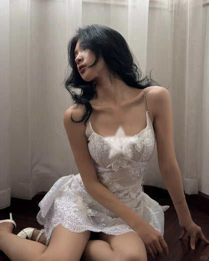 Elegantes weißes Hosenträger-V-Ausschnitt-Kleid aus Spitze mit dreidimensionalem Schmetterling zum 17. Geburtstag Homecoming P3585