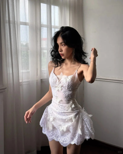Elegantes weißes Hosenträger-V-Ausschnitt-Kleid aus Spitze mit dreidimensionalem Schmetterling zum 17. Geburtstag Homecoming P3585