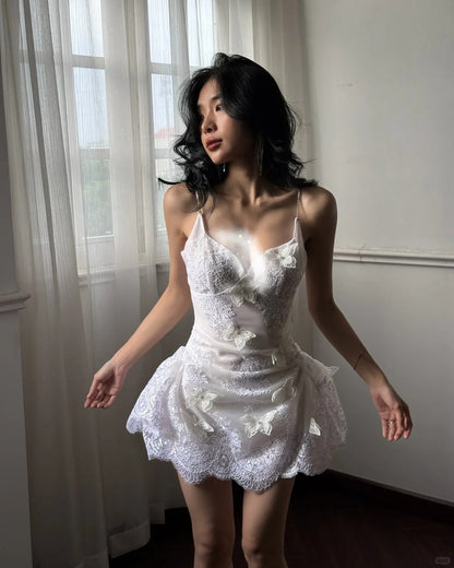 Elegantes weißes Hosenträger-V-Ausschnitt-Kleid aus Spitze mit dreidimensionalem Schmetterling zum 17. Geburtstag Homecoming P3585