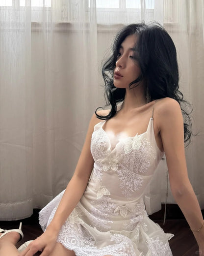 Elegantes weißes Hosenträger-V-Ausschnitt-Kleid aus Spitze mit dreidimensionalem Schmetterling zum 17. Geburtstag Homecoming P3585