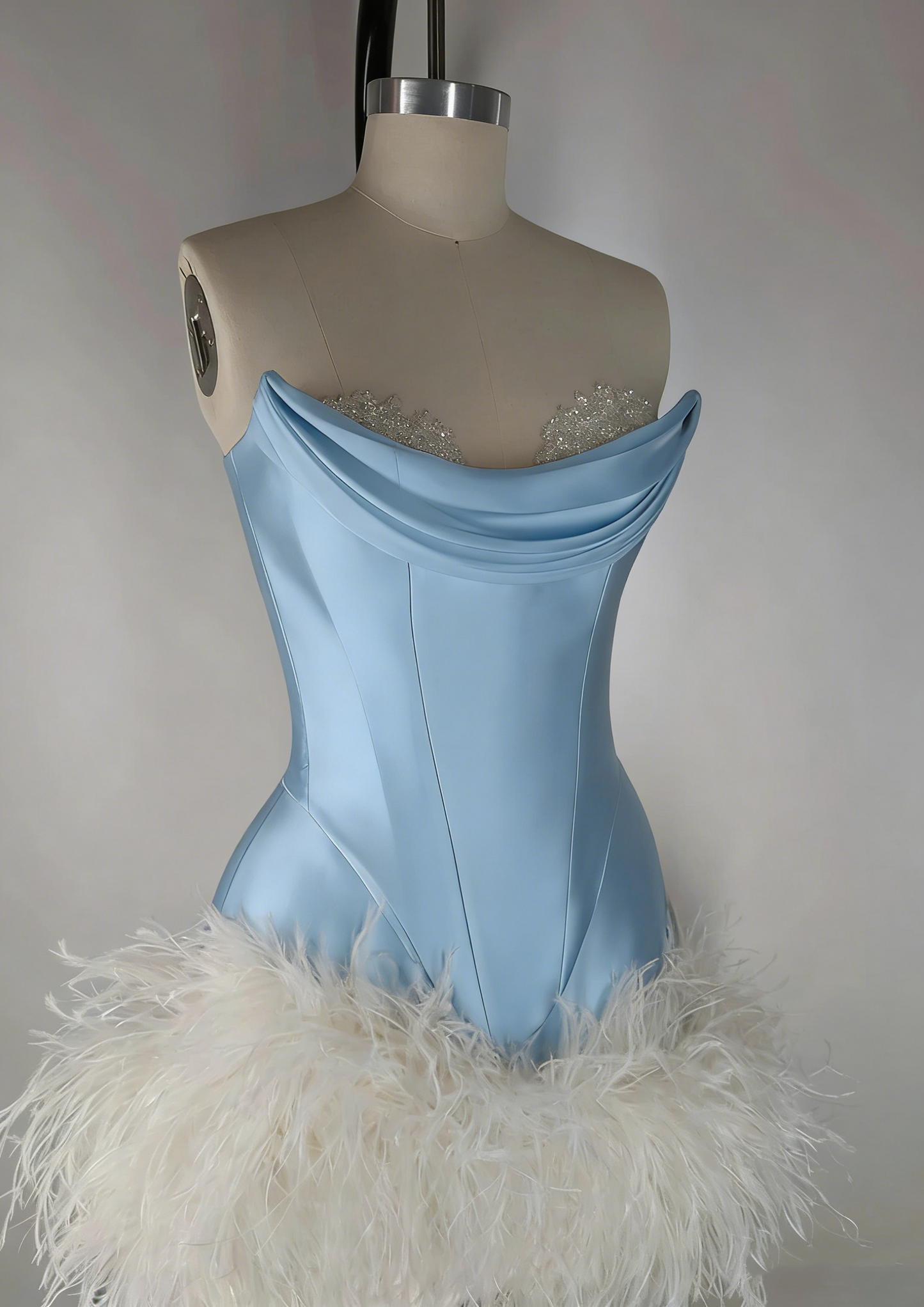 Robe moulante élégante en satin à bordure en plumes, pour 19e anniversaire et retour aux sources P3604