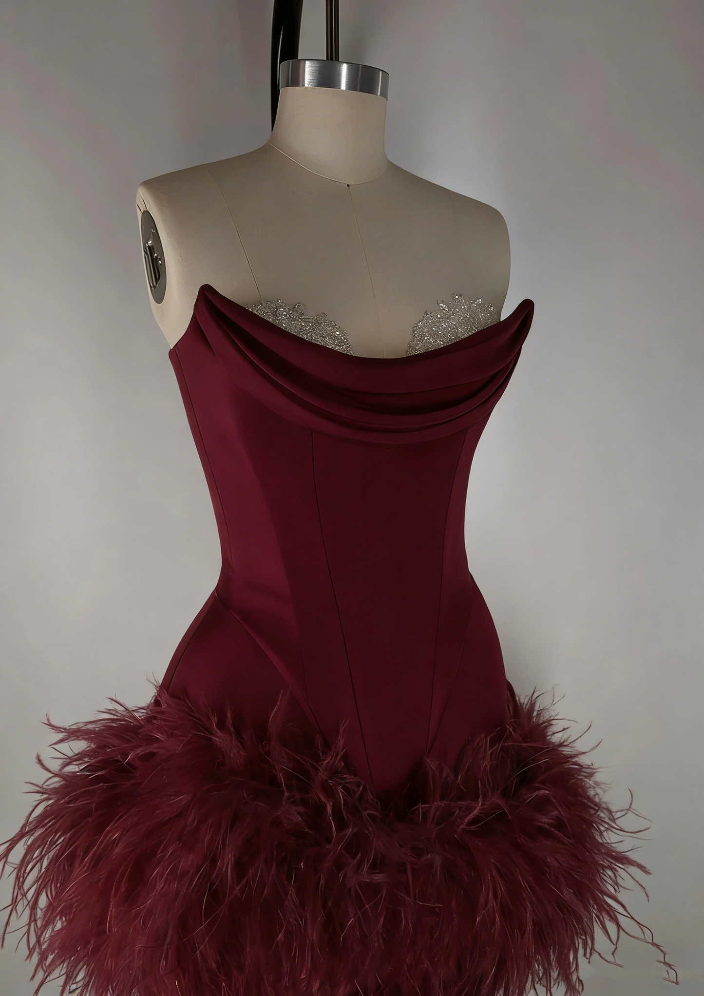 Robe moulante élégante en satin à bordure en plumes, pour 19e anniversaire et retour aux sources P3604