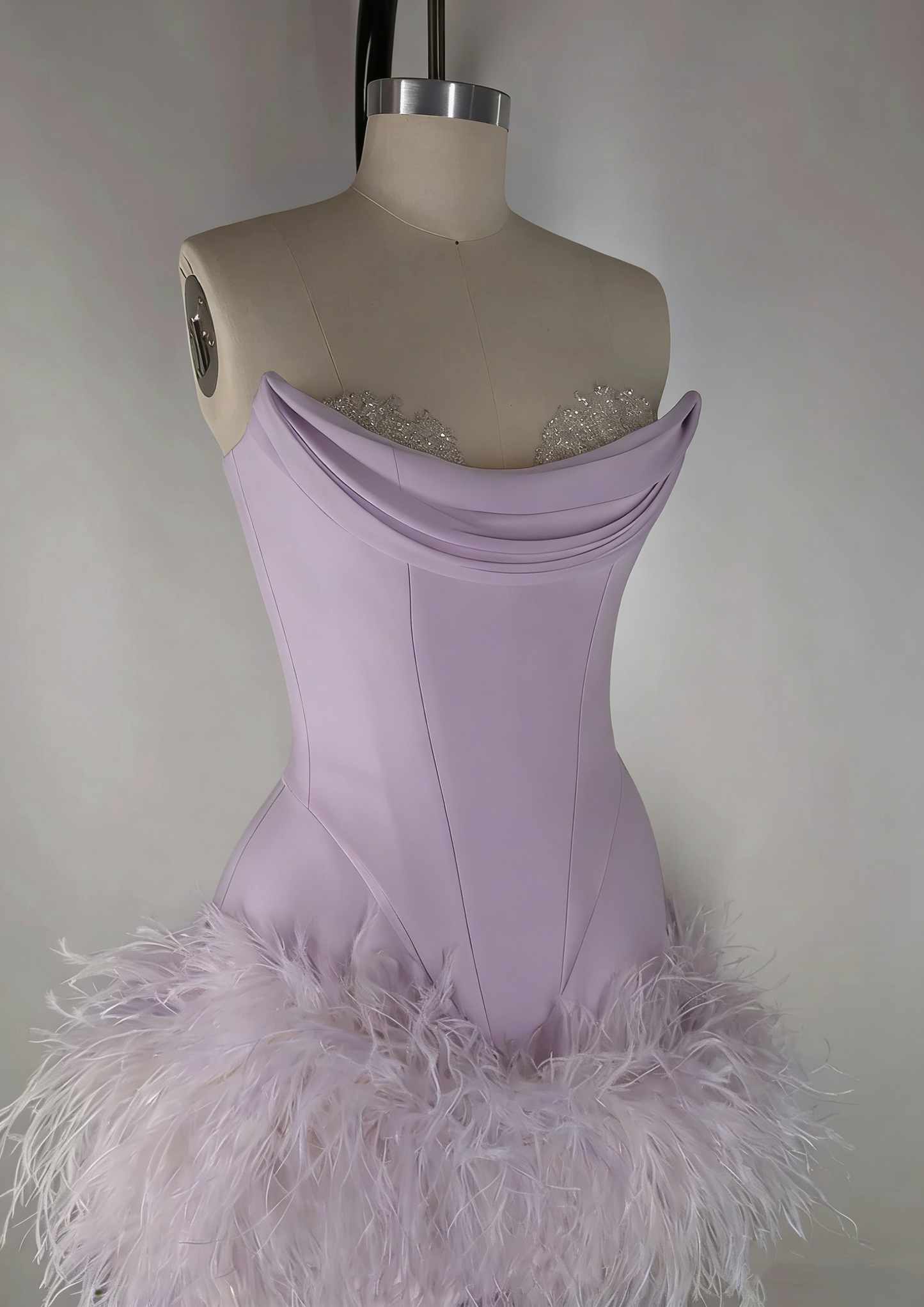 Robe moulante élégante en satin à bordure en plumes, pour 19e anniversaire et retour aux sources P3604
