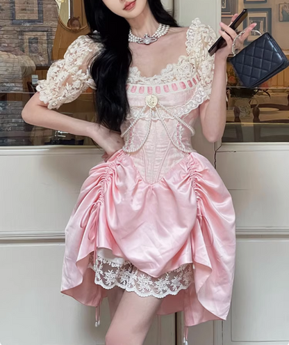 Süßes rosa Spitzen-Kurzarm-Fischgrätmuster-kurzes A-Linien-Heimkehrkleid zum 17. Geburtstag P3623