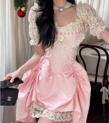 Süßes rosa Spitzen-Kurzarm-Fischgrätmuster-kurzes A-Linien-Heimkehrkleid zum 17. Geburtstag P3623