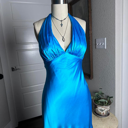 Einfaches Neckholder-Satin-Kleid in Blau mit offenem Rücken für Homecoming P3704