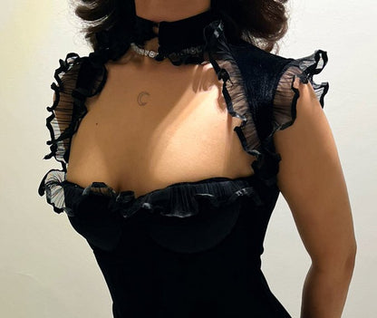 Sexy schwarzes Samtkleid mit Rüschen und unregelmäßigem Schnitt für den 17. Geburtstag, P3707