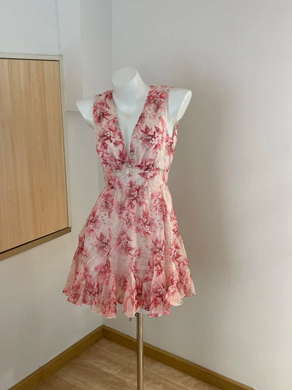 Süßes rosafarbenes florales rückenfreies mehrlagiges plissiertes Chiffon-Heimkehrer-Kleid P3727