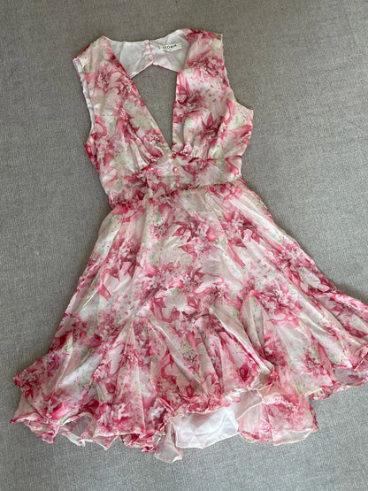 Süßes rosafarbenes florales rückenfreies mehrlagiges plissiertes Chiffon-Heimkehrer-Kleid P3727