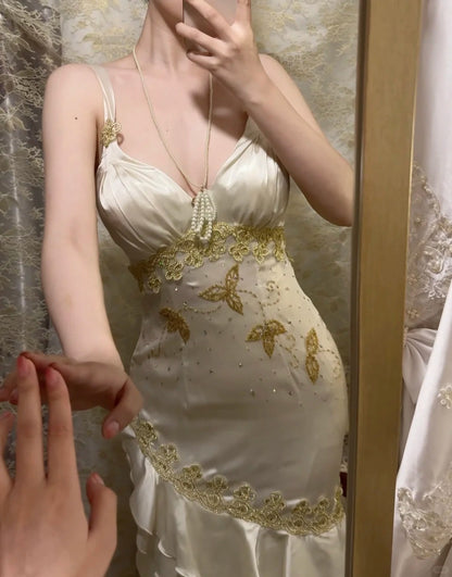 Vintage Perlen-Satin V-Ausschnitt Rüschen Meerjungfrau Ballkleid P3751