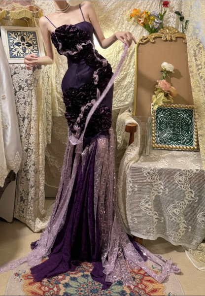 Charmantes lilafarbenes Meerjungfrauen-Ballkleid mit schweren Trägern und Blumenspitze P3752