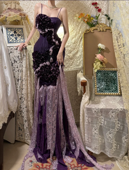Charmantes lilafarbenes Meerjungfrauen-Ballkleid mit schweren Trägern und Blumenspitze P3752