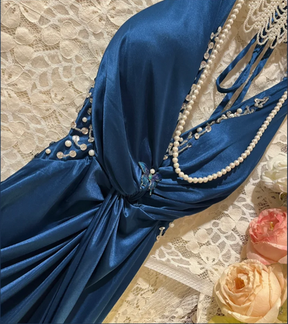 Vintage blaues Neckholder-Ballkleid aus Satin mit V-Ausschnitt und Perlen P3754