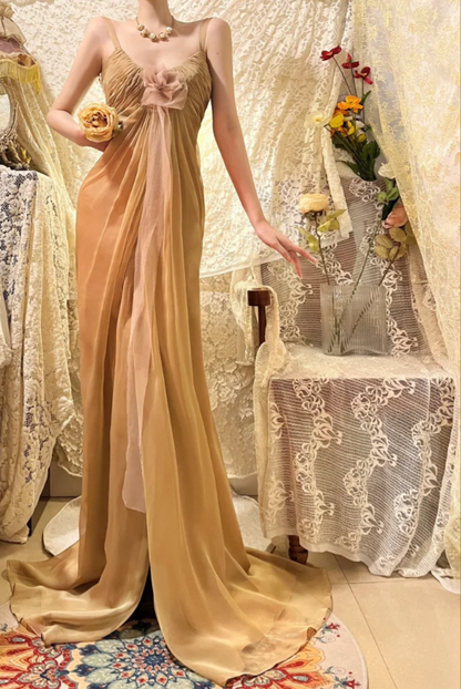 Fließendes, trägerloses Ballkleid aus Chiffon mit V-Ausschnitt und Schlitz P3757