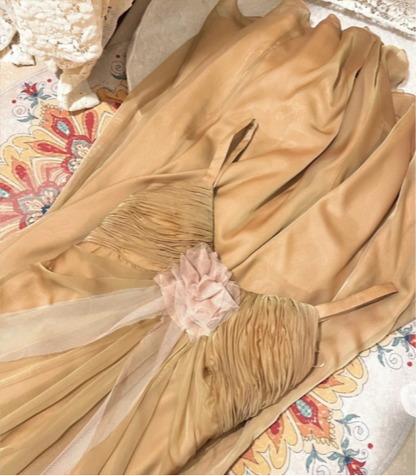 Fließendes, trägerloses Ballkleid aus Chiffon mit V-Ausschnitt und Schlitz P3757