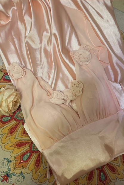 Süßes rosafarbenes, dreidimensionales Satin-Maxikleid mit V-Ausschnitt für den Abschlussball P3762