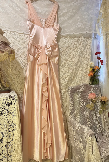 Süßes rosafarbenes, dreidimensionales Satin-Maxikleid mit V-Ausschnitt für den Abschlussball P3762
