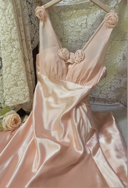 Süßes rosafarbenes, dreidimensionales Satin-Maxikleid mit V-Ausschnitt für den Abschlussball P3762