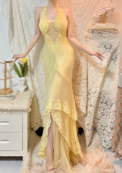 Elegantes gelbes Halterneck-Abendkleid aus Chiffon mit schrägem Schnitt und Spitze P3766