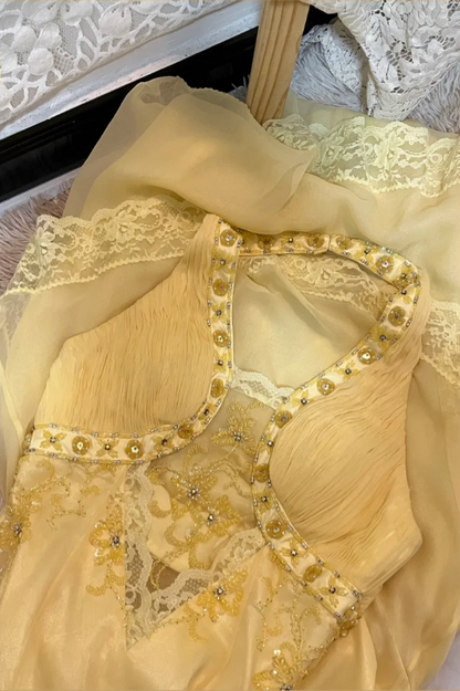 Elegantes gelbes Halterneck-Abendkleid aus Chiffon mit schrägem Schnitt und Spitze P3766