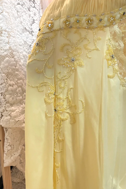 Elegantes gelbes Halterneck-Abendkleid aus Chiffon mit schrägem Schnitt und Spitze P3766