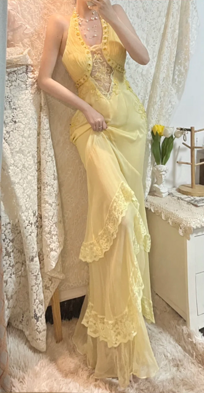 Elegantes gelbes Halterneck-Abendkleid aus Chiffon mit schrägem Schnitt und Spitze P3766