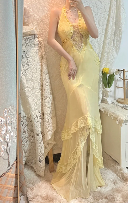 Elegantes gelbes Halterneck-Abendkleid aus Chiffon mit schrägem Schnitt und Spitze P3766