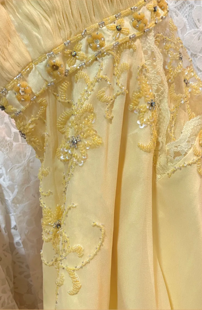 Elegantes gelbes Halterneck-Abendkleid aus Chiffon mit schrägem Schnitt und Spitze P3766