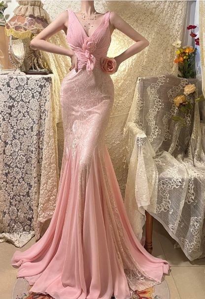 Elegantes pinkes Träger-V-Ausschnitt Chiffon-Spitzen-Rosen-Ballkleid P3769
