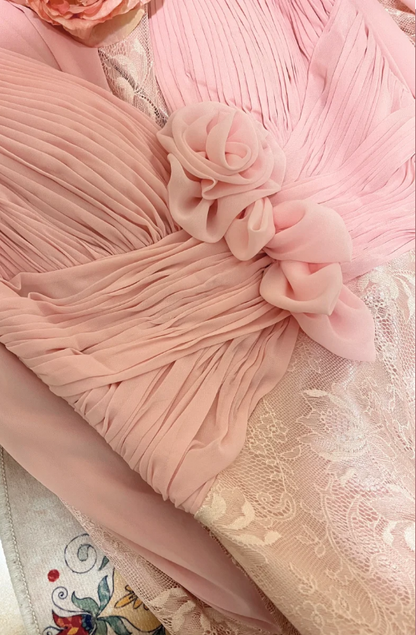 Elegantes pinkes Träger-V-Ausschnitt Chiffon-Spitzen-Rosen-Ballkleid P3769