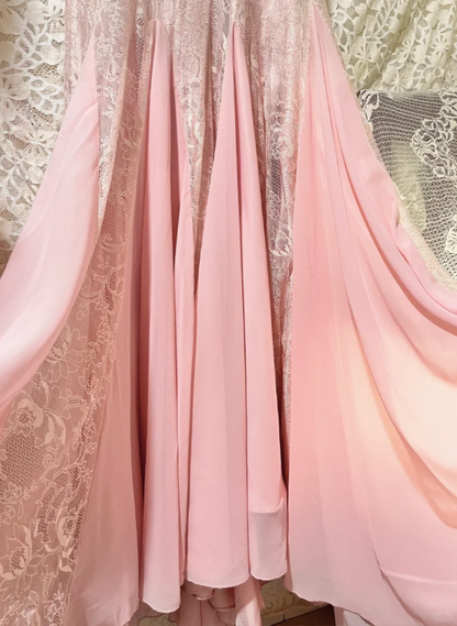 Elegantes pinkes Träger-V-Ausschnitt Chiffon-Spitzen-Rosen-Ballkleid P3769