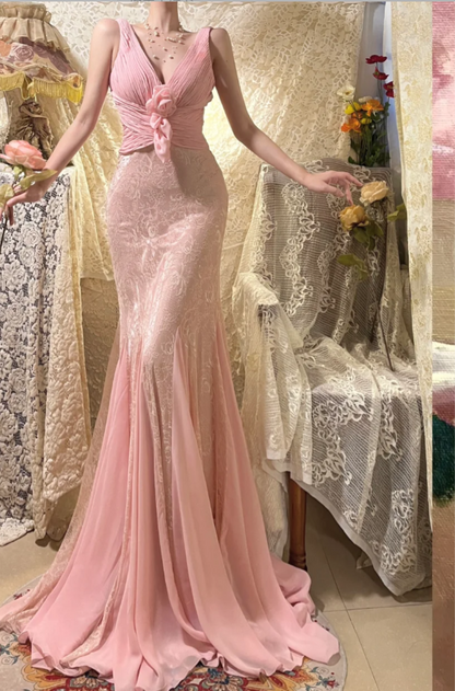 Elegantes pinkes Träger-V-Ausschnitt Chiffon-Spitzen-Rosen-Ballkleid P3769